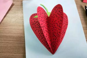 【剪纸手工】少女心满满的手工草莓，三步就能学会，赶紧试试吧！