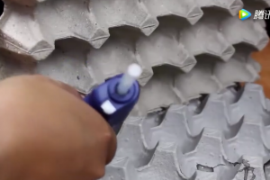 平时被大家嫌弃的蛋托纸板，被他废物利用当成宝