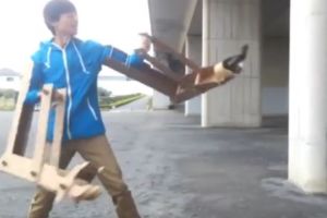 手工达人用纸板制作的巨大机械手臂，三米外的小球一把抓过来