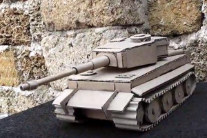 在家里用硬纸板DIY的神奇坦克玩具