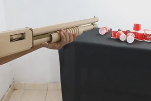 手工帝用纸板制作出一把散弹枪