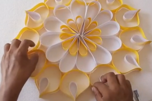 幼儿园手工环创视频教程：墙面装饰卡纸花，百搭实用节假日可通用