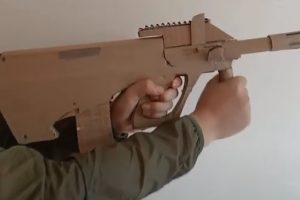 AUG步枪：手工达人用纸板制作《绝地求生》游戏里的AUG