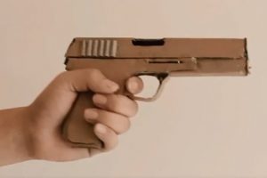 手工达人用废旧纸板制作了一把“马牌撸子”，创意手工DIY