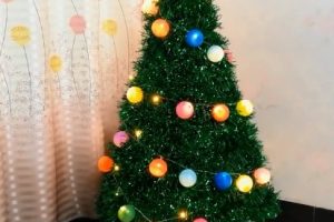 手工达人用废纸板自制圣诞树，把宝宝玩具都用上了，比买的还漂亮