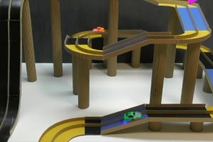 手工牛人教你用纸板制作赛车跑道，完成后送给小朋友们能玩一整天