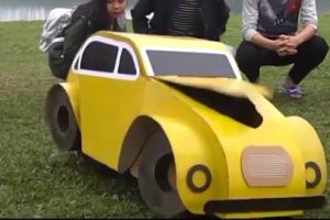 手工达人用硬纸板自制“变形金刚战斗服”，变身的样子很帅气！