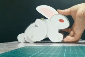 国内达人用纸板diy会蹦的小白兔，眼睛还发红光，动手能力真牛！